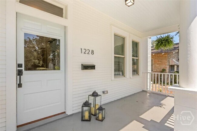Foto del edificio - Beautifully Renovated 4-Bedroom Home with Charm & Modern Comfort – Savannah, GA