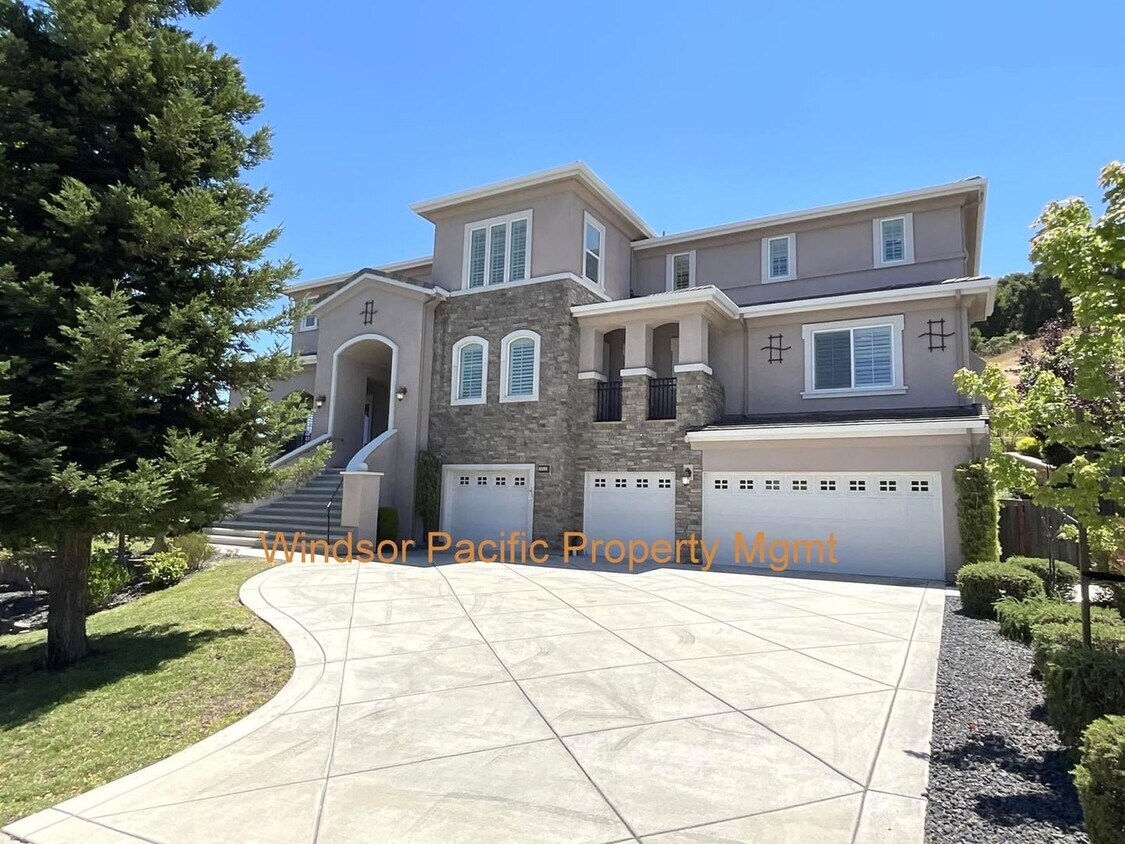 Primary Photo - Luxurious & Sought After Home In The Bucol...