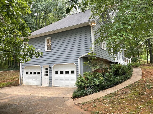 Building Photo - 4660 Newberry Dr
