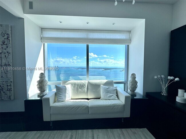 Building Photo - 1425 Brickell Ave