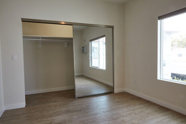 Building Photo - 1165 1/2 North Kingsley Drive - 1