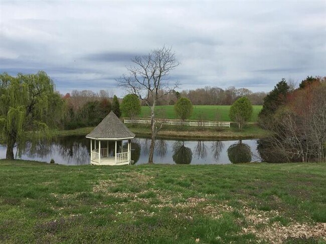 Foto del edificio - 1091 Highland Ridge Rd