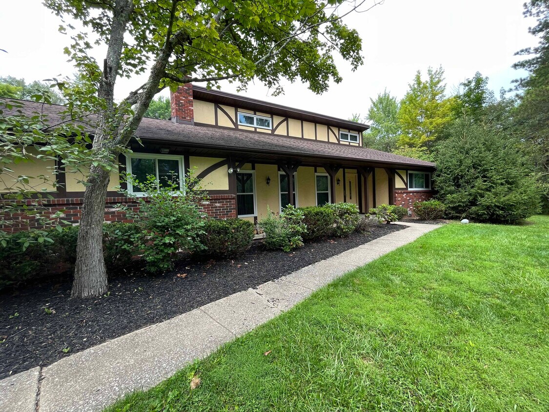 Primary Photo - 10 N Strawberry Ln