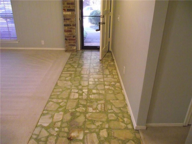 Foto del edificio - 2424 Bengal Ln