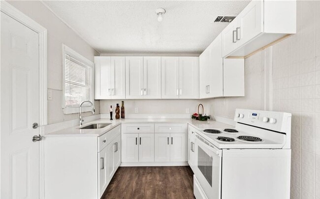 Building Photo - Updated 4-bedroom 2-bathroom home!  Housin...