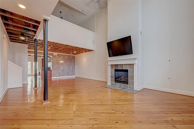Building Photo - 915 Knox St