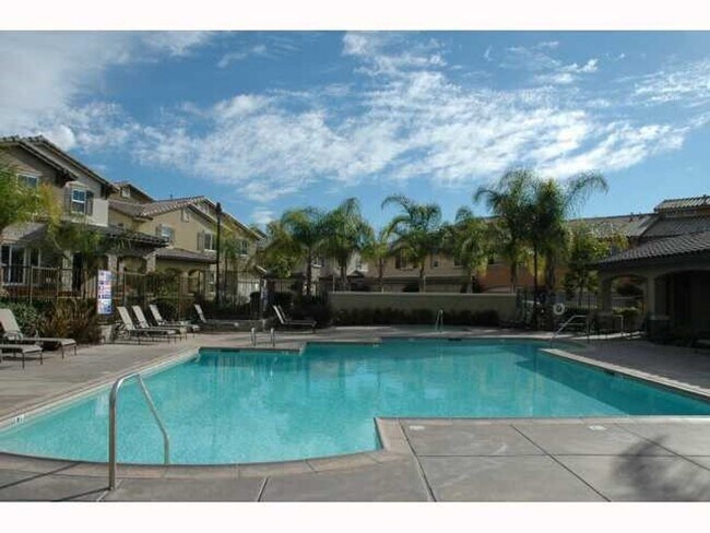Building Photo - 4S Ranch modern townhome 4/2.5 baths/2 car...