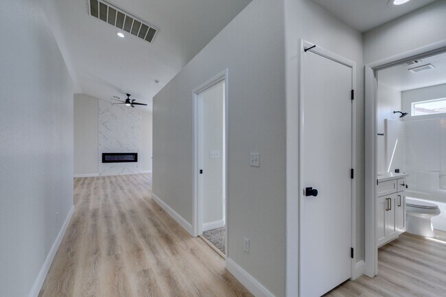 Building Photo - Fully Remodeled 3 bedroom single story rea...