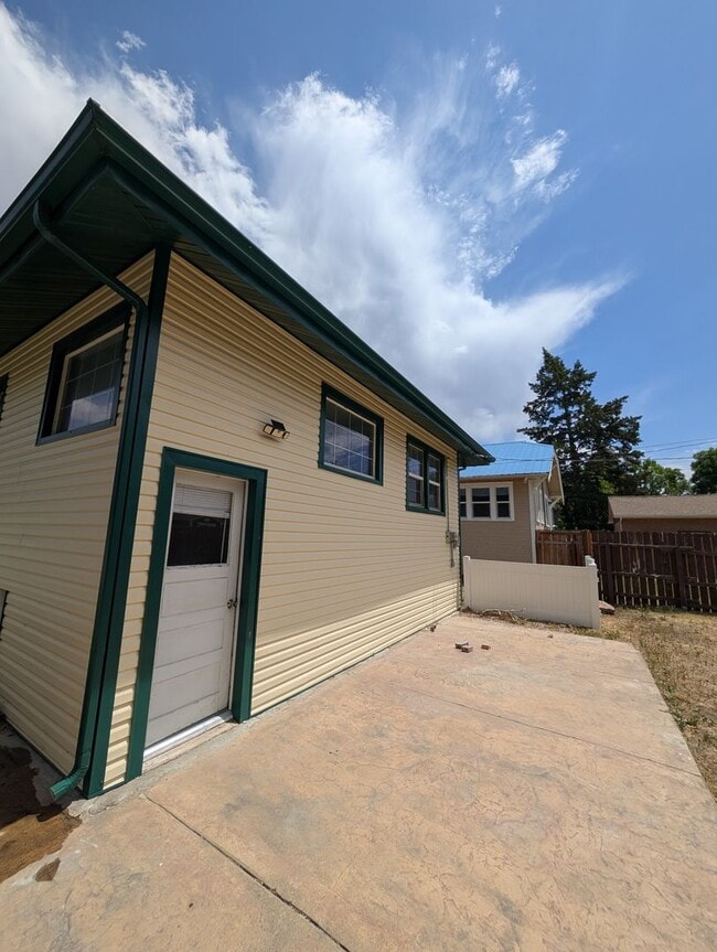 Building Photo - 1123 N Hayes Ave