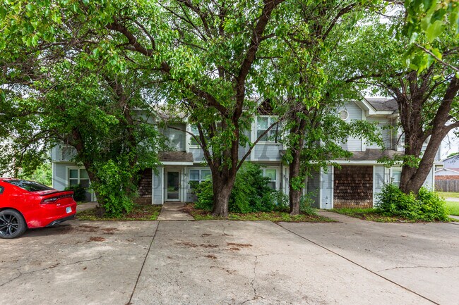 Foto del edificio - 7302-3 W Douglas Ave