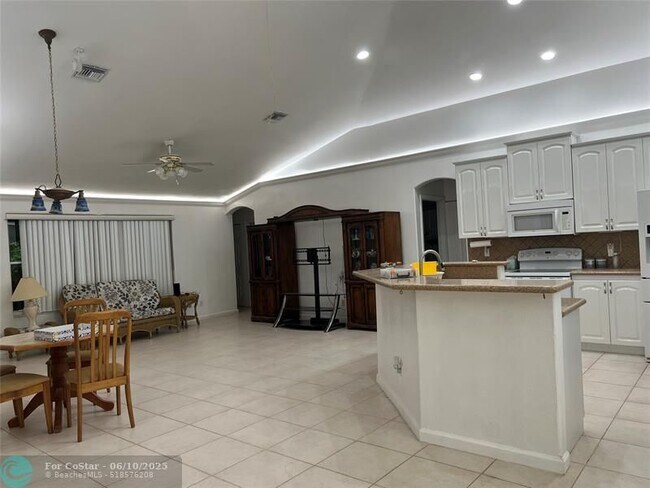 Building Photo - 7400 SW 37 Ct