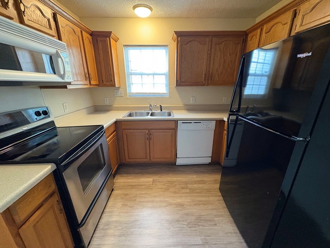 Foto del edificio - This spacious 2-bedroom, 2-bathroom duplex