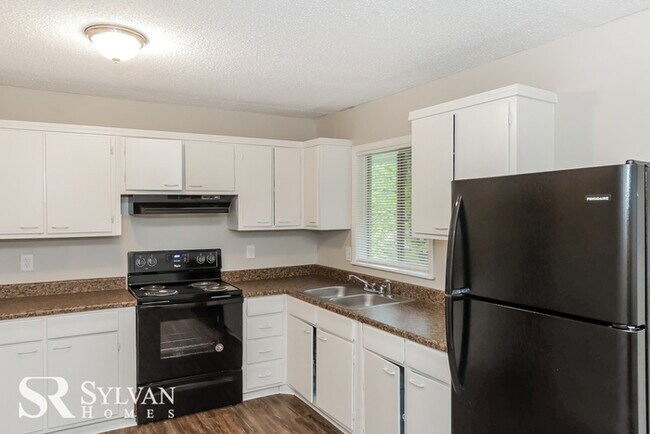 Building Photo - 4BR 2BA Riverdale brick home