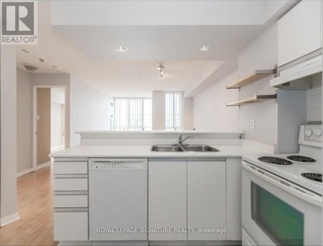 Building Photo - 801 King St W