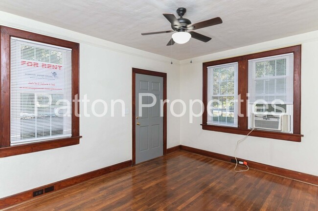 Building Photo - 822-824 Cedar Terrace - Inside CofC - R164...