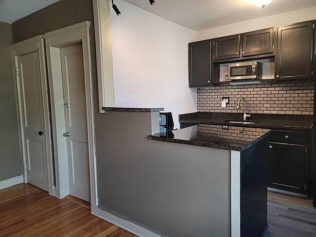 Building Photo - 8 Walnut St