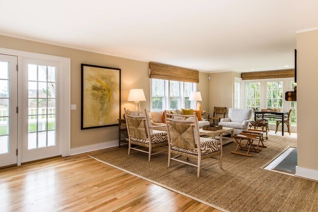Building Photo - 125 Apaquogue Rd