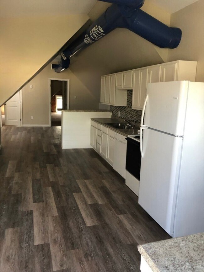 Building Photo - 235-2 Lexington Ave – The Treehouse Apartm...