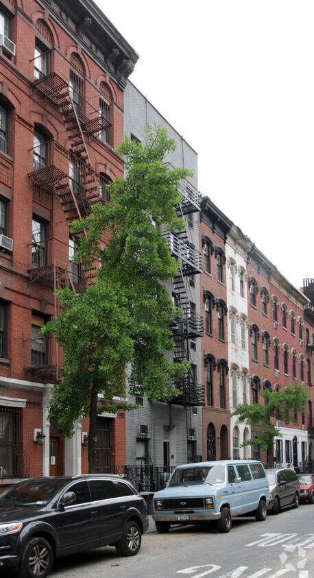 Building Photo - 213 E 11th St