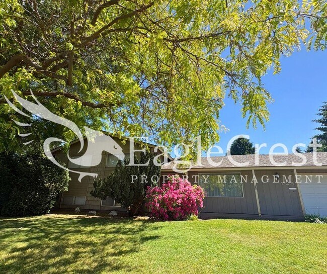 Foto del edificio - 3 Bedroom 2 Bathroom Single Family Home With Great Outdoor Space!!