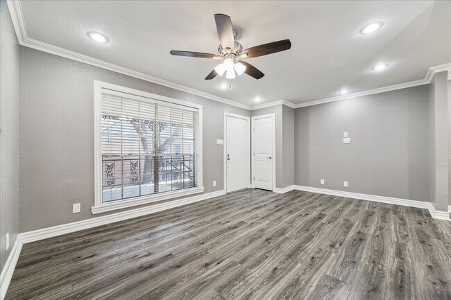 Foto del edificio - 11550 Chimney Rock Rd