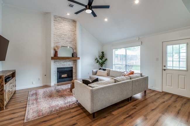 Building Photo - 825 Clearlake Dr