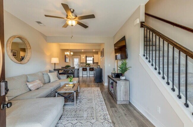 Foto del edificio - Pet-Friendly 2-Bedroom Townhome with Pool & Covered Parking