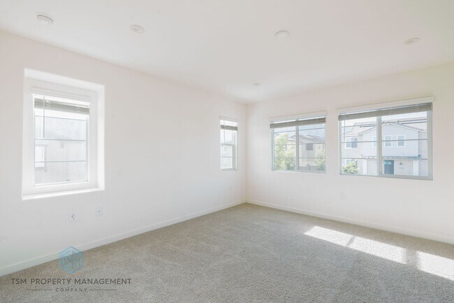 Foto del edificio - Beautiful 4-Bedroom Home in the Gated Citrus at Summit Community