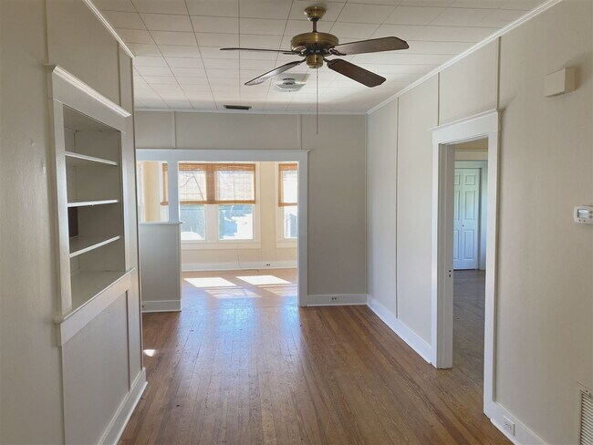 Foto del edificio - Available 06/15/2026! 2 BR/1 BA Downtown Apartment! Walk Everywhere!