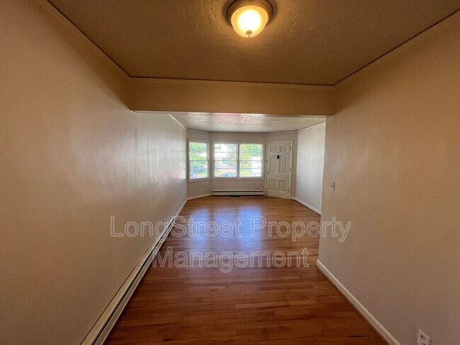 Building Photo - 2419 SE 60th Ave