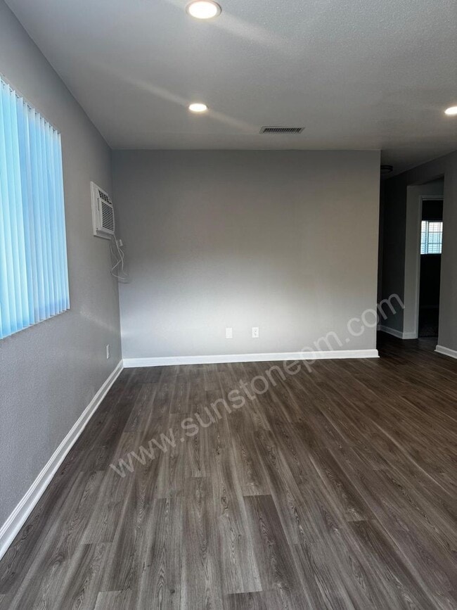 Foto del edificio - 1198 W 9th St