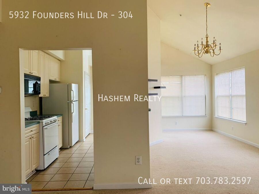 Primary Photo - Lovely 3 Bedroom 3 Full Bath Open Condo in...