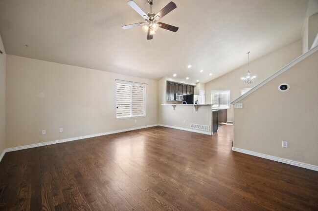 Foto del edificio - Spacious 3 Bedroom Home with a Large Backyard and 3 Car Tandem Garage.