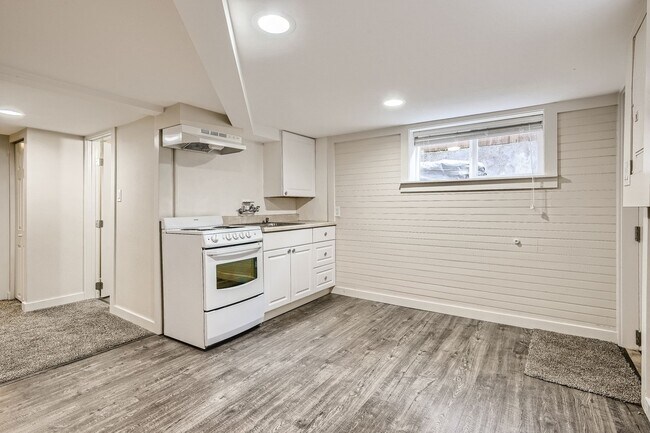 Foto del edificio - Charming 1Bed/1Bath Daylight Basement in Desirable Wallingford Triplex!