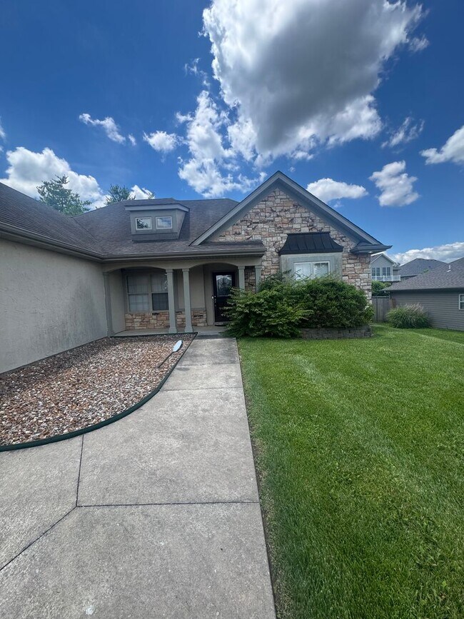 Foto del edificio - 3 bedroom 2 bath house w/ 2 car garage