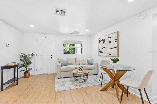 Foto del edificio - Modern 2-Bedroom Duplex w/ BRAND NEW Washer & Dryer – Quiet, Safe Area in Seminole Heights