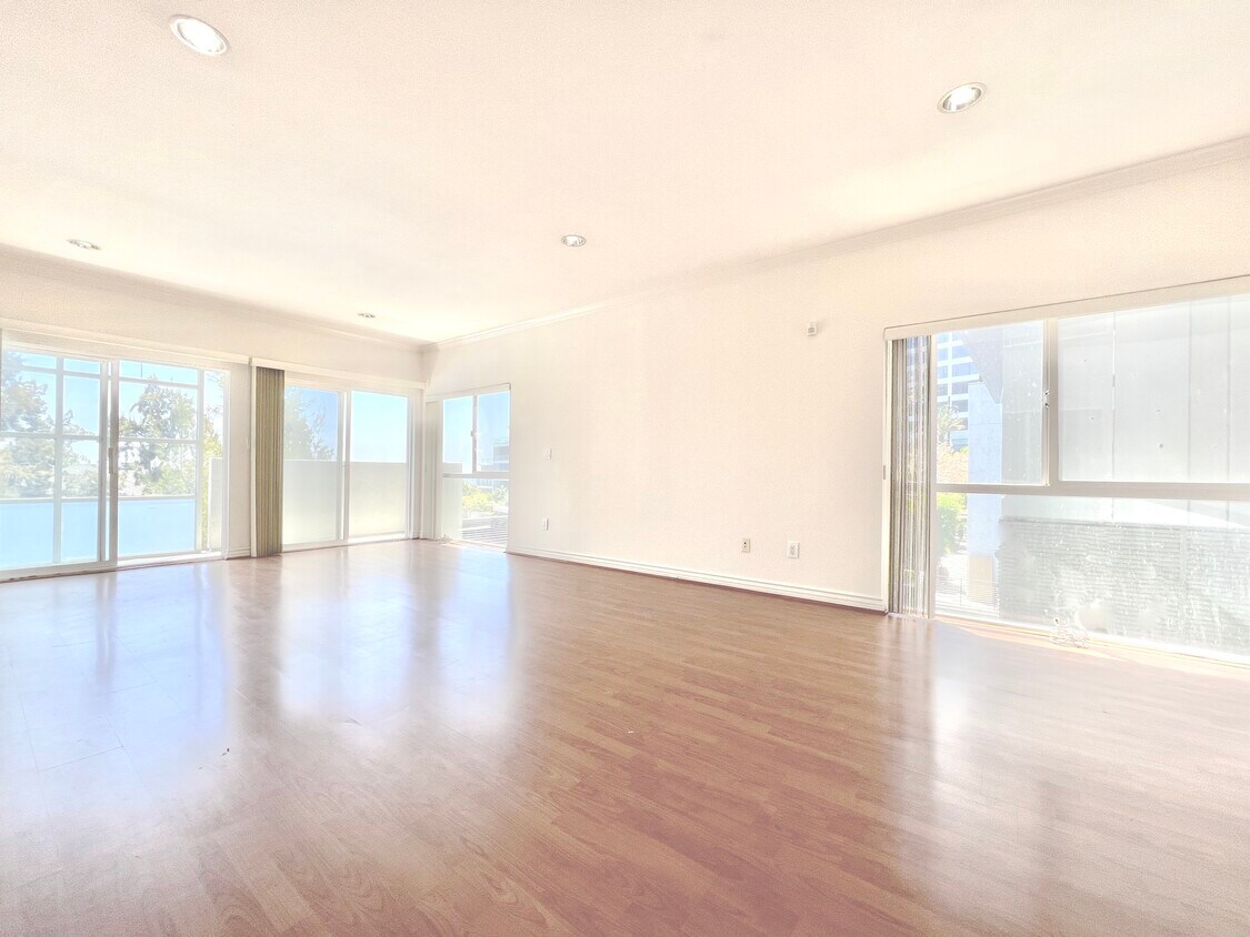 Foto principal - 8455 De Longpre Ave