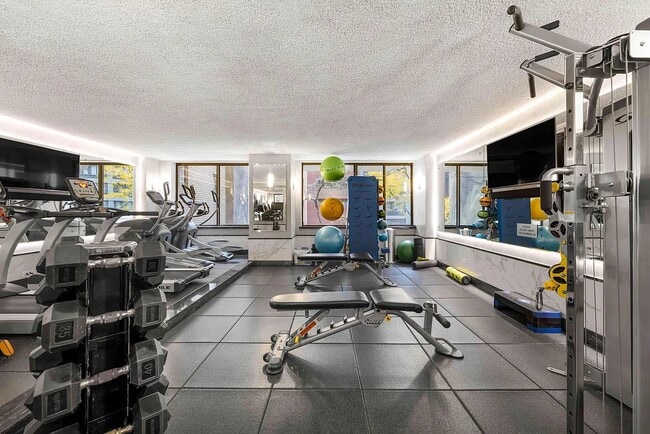 Foto del edificio - 245 E 44th St