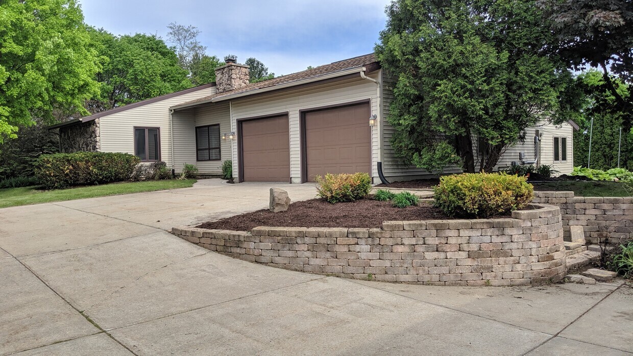 Frente de la casa - 8415 Mid Town Rd