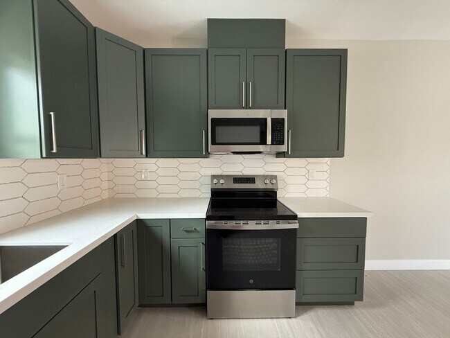 Building Photo - 323 S Kroeger St