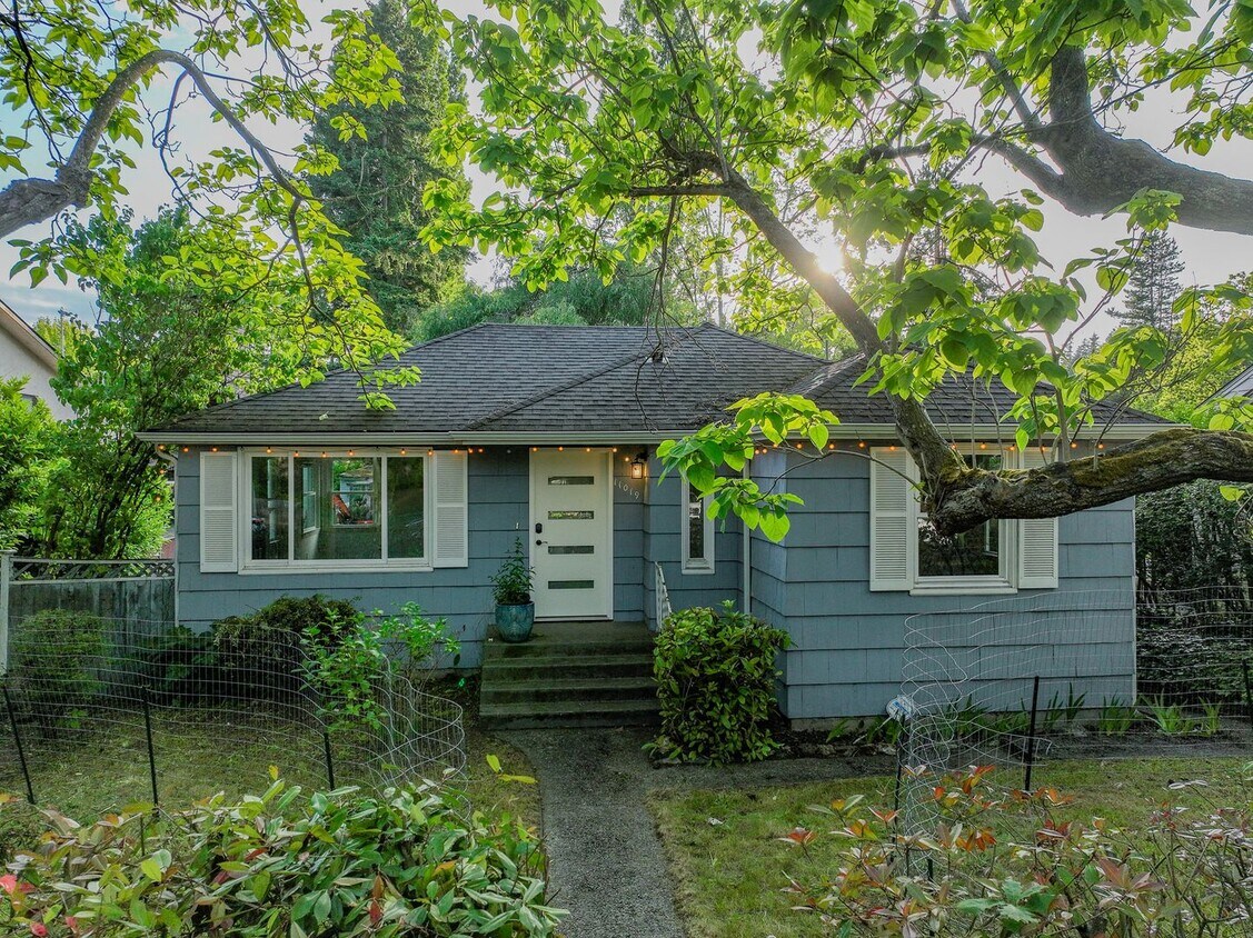 Primary Photo - Updated 2 bed 1 bath Wedgewood area home