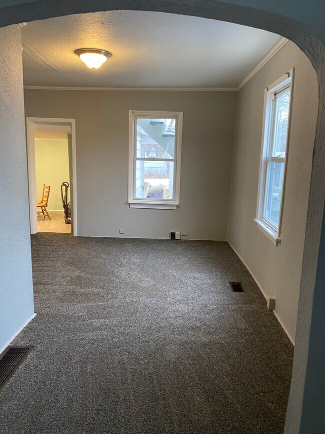 Living/Dining Room - 606 W 5th St