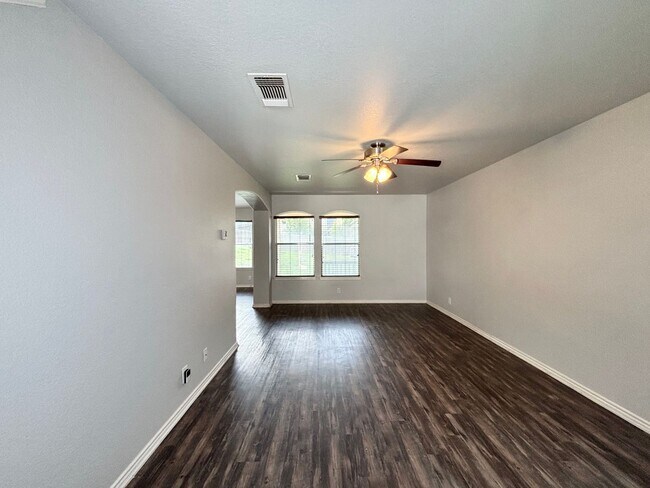 Building Photo - Gorgeous 3 bedroom with loft!