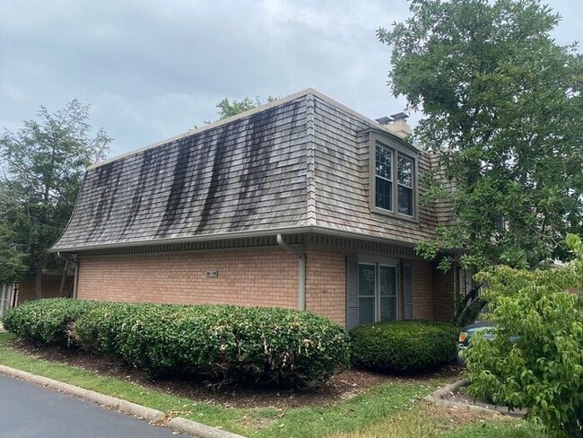 Building Photo - Beautiful 2 Bedroom / 2 Bath Apartment in Green Hills Under $2000!