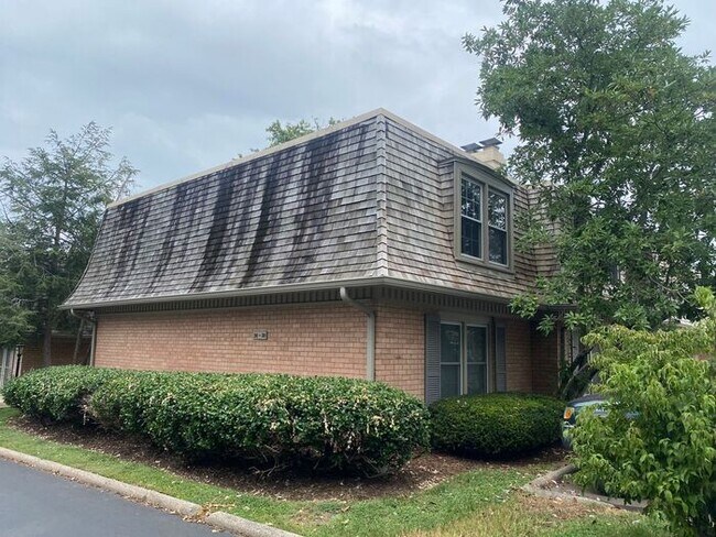 Foto del edificio - Beautiful 2 Bedroom / 2 Bath Apartment in Green Hills Under $2000!