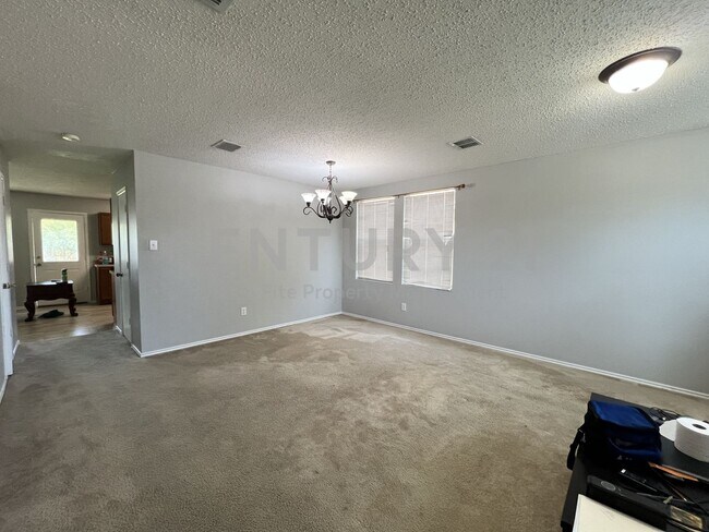 Foto del edificio - Spacious 2-Story 3/2/2 Home with Versatile...