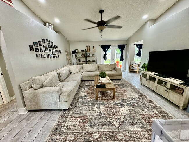 Building Photo - 6895 Community Dr