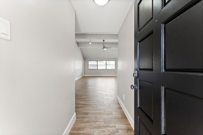 Building Photo - 1111 Tanglewild Ln