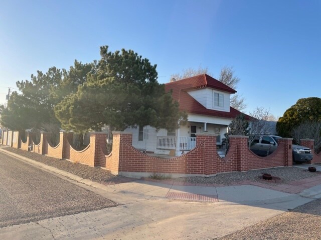 Fachada del hotel del patio cercado - 107 S Henderson St