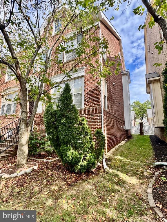 Foto del edificio - 23517 Gardenside Pl
